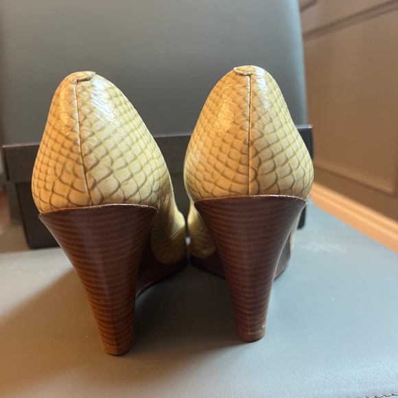 Cole Haan Margot Ot. Wedge - colour: gold PYT print, US women’s size 7.5M - Picture 3 of 6